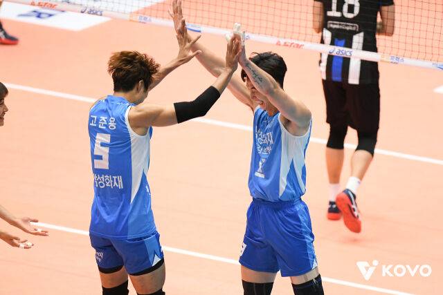 고준용 감독대행과 박철우 감독대행의 현역 시절./KOVO