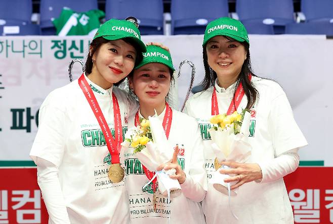 하나카드 김가영(왼쪽부터), 김진아, 사카이 아야코가 21일 팀 리그 파이널에서 최초의 2회 우승을 이룬 뒤 시상식에서 포즈를 취하고 있다. PBA