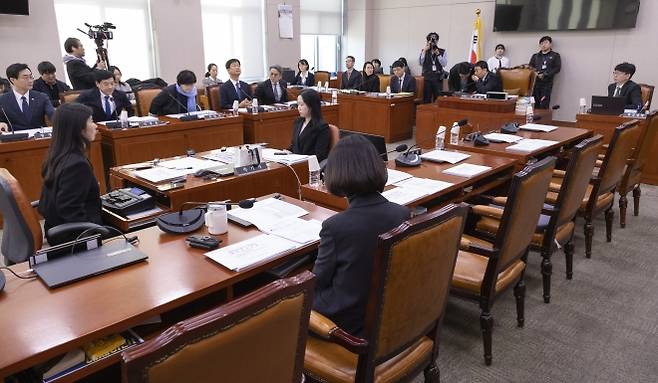 21일 국회에서 열린 국제 법제사법위원회 법안심사제1소위원회가 국민의힘 의원들이 불참한 채 열리고 있다. 연합뉴스