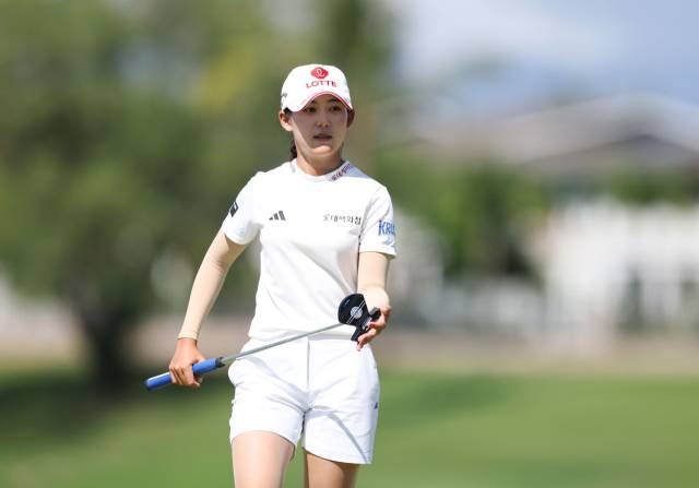 그린 경사를 파악하고 있는 황유민. 사진 제공=대홍기획