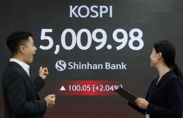 코스피지수가 5000포인트를 넘은 22일 오전 신한은행 딜링룸.