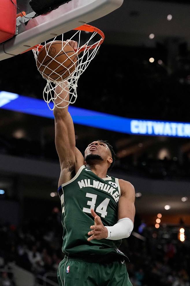 야니스 아데토쿤보가 22일 미국 위스콘신주 밀워키의 파이서브 포럼에서 열린 오클라호마시티 선더와 2025~2026 미국프로농구 정규리그 홈경기에서 덩크를 하고 있다. 오클라호마시티 | AFP연합뉴스