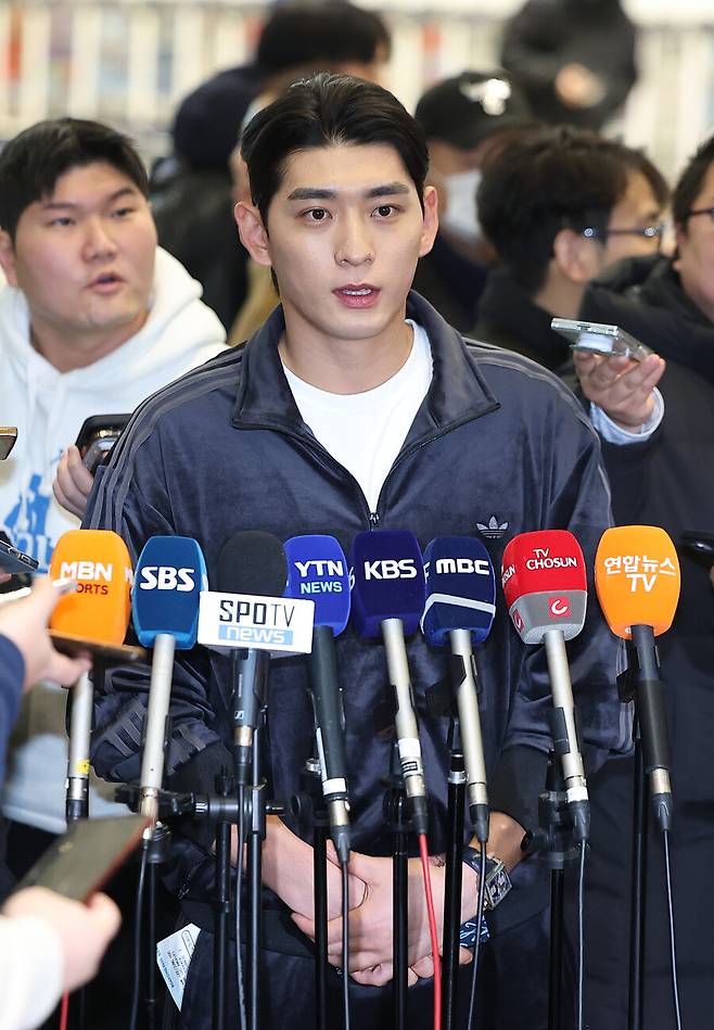 ▲ 이정후가 21일 미국으로 출국한 뒤 22일 LA 공항에서 잠시 억류됐다. 한국에 일부 입국 서류를 놓고 온 것이 이유라 알려졌다. 다행히 관련 당국들의 협력으로 1시간 만에 풀려났다. ⓒ연합뉴스