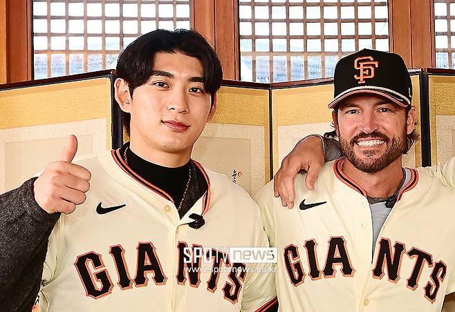 ▲ 이정후(왼쪽), 토니 바이텔로 감독. 이정후는 21일 미국으로 출국한 뒤 22일 LA 공항에서 잠시 억류됐다. 한국에 일부 입국 서류를 놓고 온 것이 이유라 알려졌다. 다행히 관련 당국들의 협력으로 1시간 만에 풀려났다. ⓒ곽혜미 기자