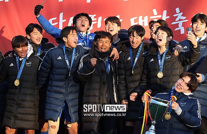 ▲ 중앙대가 1-2학년축구대회 우승을 차지했다. 오해종 감독은 기쁨의 눈물을 쏟았다. ⓒ곽혜미 기자