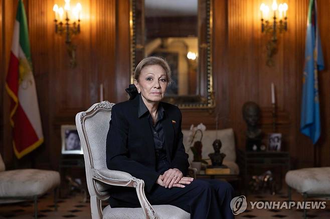 이란의 마지막 왕비 파라 팔레비 (파리=AFP 연합뉴스) 이란 팔레비 왕조의 '마지막 왕비' 파라 팔레비가 지난 20일 프랑스 파리 자택에서 사진 촬영에 응하고 있다. 2026.1.22