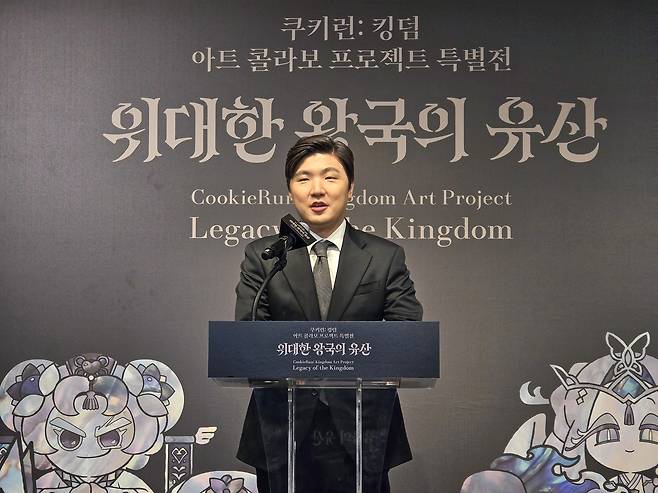 인사하는 조길현 데브시스터즈 대표 (서울=연합뉴스) 김주환 기자 = 조길현 데브시스터즈 대표가 22일 서울 인사동 아라아트센터에서 열린 '쿠키런: 킹덤' 아트 컬래버 특별전 '위대한 왕국의 유산' 기자 간담회 자리에서 인사하고 있다. 2026.1.22 jujuk@yna.co.kr