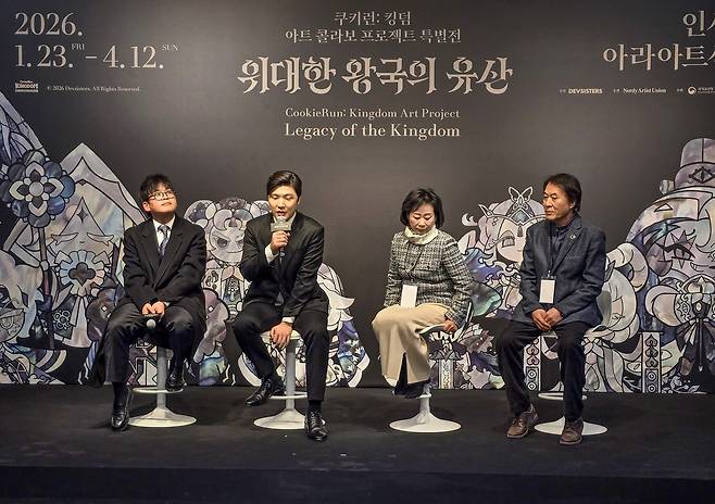전시 소개하는 데브시스터즈와 전통 공예 장인들 (서울=연합뉴스) 김주환 기자 = 22일 서울 인사동 아라아트센터에서 열린 '쿠키런: 킹덤' 아트 컬래버 특별전 '위대한 왕국의 유산' 기자 간담회 자리에서 참가자들이 인사하고 있다. 왼쪽부터 데브시스터즈 정기완 마케팅전략사업팀장, 조길현 대표, 자수장 최정인 장인, 나전칠기 손대현 장인. 2026.1.22 jujuk@yna.co.kr