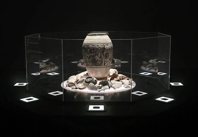 쿠키런과 분청사기의 만남 (서울=연합뉴스) 김주환 기자 = 22일 서울 인사동 아라아트센터에서 열린 '쿠키런: 킹덤' 아트 컬래버 특별전 '위대한 왕국의 유산' 전시 공간에 박상진 장인이 게임을 테마로 제작한 분청사기 작품이 전시돼있다. 2026.1.22 jujuk@yna.co.kr