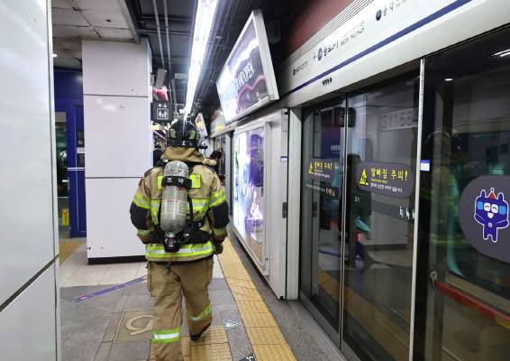 23일 서울 지하철 1호선 종로3가역 상행선 열차의 차량 하부에서 연기가 발생해 승객들이 전원 하차, 대피했다. 사진은 이날 연기 발생 뒤 승강장 상황 살피는 소방대원 모습.(사진=연합뉴스)
