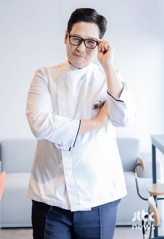 JTBC 예능 '냉장고를 부탁해' 김풍, 윤남노가 19일 오전 경기도 고양시 JTBC스튜디오일산에서 진행된 인터뷰에 앞서 포즈를 취하고 있다. 박세완 엔터뉴스팀 기자 park.sewan@jtbc.co.kr