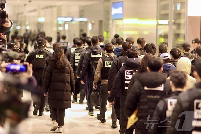 캄보디아를 거점으로 대규모 스캠 범죄를 저지른 한국 국적 피의자 73명이 23일 오전 인천국제공항 2터미널을 통해 강제 송환되고 있다. (부산경찰청 제공. 재판매 및 DB 금지) 2026.1.23/뉴스1 ⓒ News1 윤일지 기자