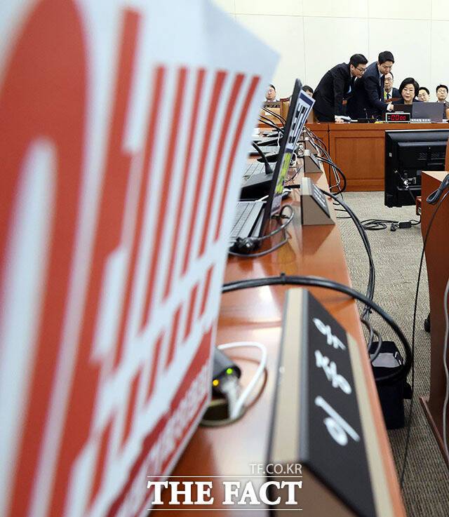 23일 오후 서울 여의도 국회에서 열린 재정경제기획위원회의 이혜훈 기획예산처 장관 후보자 인사청문회에서 국민의힘 의원들이 자리에 피켓을 붙여 놓고 있다. /국회=남용희 기자