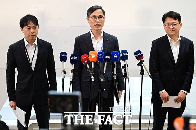 유승렬 초국가범죄 특별대응TF 경찰청 수사기획조정관이 23일 오전 인천국제공항 2터미널에서 캄보디아에서 스캠 범죄를 저지른 한국인 피의자 73명을 압송한 후 브리핑을 하고 있다./남윤호 기자