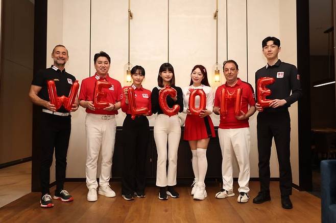 웰컴저축은행 선수들이 대회에 앞서 진행한 포토콜에서 포즈를 취하고 있다. ⓒ PBA