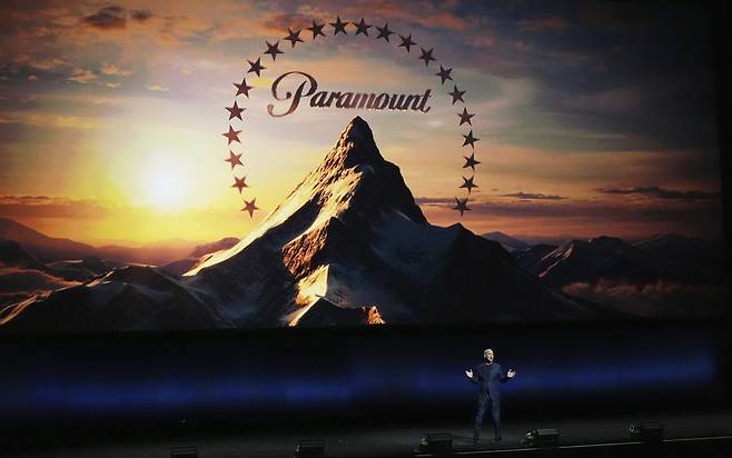브라이언 로빈스 파라마운트 픽처스 최고경영자(CEO)가 2025년 4월 3일 목요일, 라스베이거스 시저스 팰리스에서 열린 시네마콘 파라마운트 픽처스 프레젠테이션 중 청중에게 발언하고 있다. AP/뉴시스