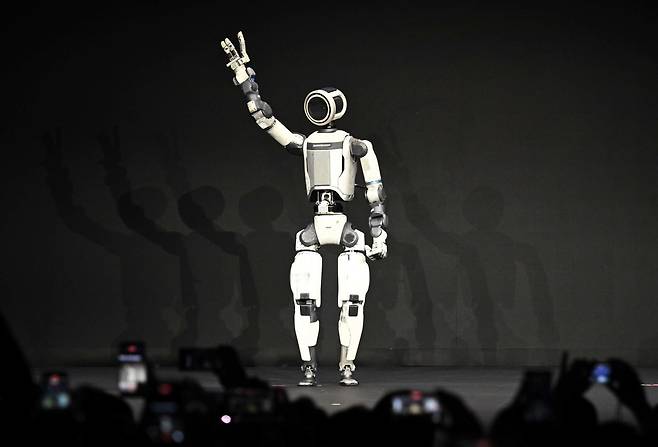 세계 최대 가전·정보기술(IT) 전시회 ‘CES 2026’ 개막을 하루 앞둔 5일(현지시간) 미국 네바다주 라스베이거스 만달레이베이에서 열린 현대차그룹 프레스 콘퍼런스에서 차세대 전동식 아틀라스 시제품이 손인사하고 있다. 2026.1.6 사진공동취재