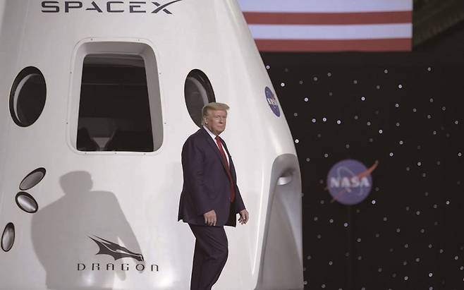 도널드 트럼프 대통령이 2020년 5월 30일 플로리다주 케네디 우주센터에서 첫 상업 유인 우주선 스페이스X 데모-2가 발사된 직후 무대에 올라 군중에게 연설하고 있다. /사진 백악관