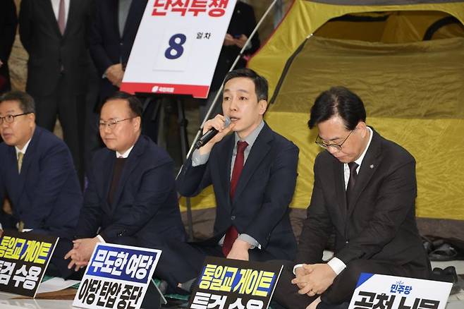 김민수 국민의힘 최고위원이 22일 장동혁 대표가 8일째 단식 중인 국회 로텐더홀에서 열린 최고위원회의에서 발언을 하고 있다. 사진=박범준 기자