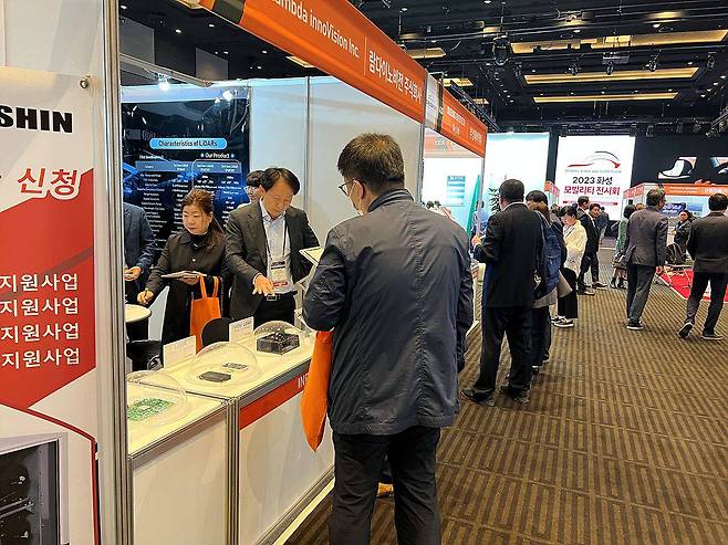 2023 화성모빌리티전시회에서 기술을 소개하는 람다이노비전 / 출처=람다이노비전