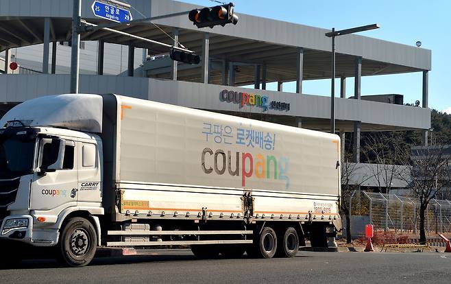 대규모 개인정보 유출 사태를 일으킨 쿠팡에 대한 조사가 장기화 되고 있는 가운데 지난 21일 오후 대전의 한 쿠팡 물류센터에서 대형 배송 차량이 나오고 있다. 김성태 객원기자