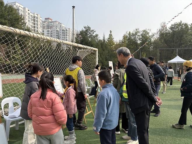 노재헌 주중한국대사가 중국 베이징 북경한국국제학교에서 열린 '한·중 민속 페스티벌'에 참석해 교민들의 다양한 얘기를 청취했다. 베이징=김은정 특파원