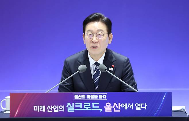 이재명 대통령이 22일 울산전시컨벤션센터에서 열린 ‘울산의 마음을 듣다’ 타운홀미팅에서 발언하고 있다. 연합뉴스