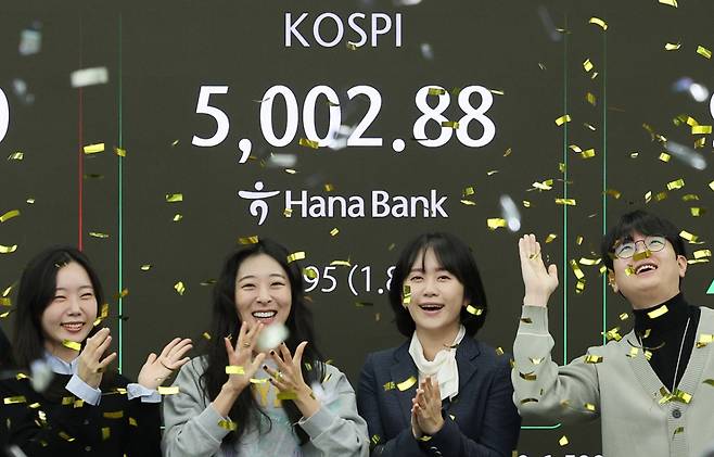 코스피지수가 사상 처음으로 장중 5000을 돌파한 22일 오전 서울 을지로 하나은행 딜링룸에서 직원들이 신기록 달성을 축하하고 있다. /사진=뉴스1