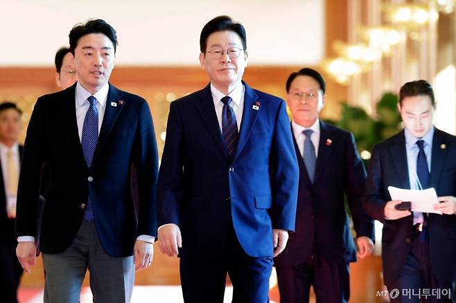 (서울=뉴스1) 허경 기자 = 이재명 대통령이 22일 청와대에서 열린 수석보좌관회의에 강훈식 비서실장과 함께 입장하고 있다. (청와대통신사진기자단) 2026.1.22/뉴스1 Copyright (C) 뉴스1. All rights reserved. 무단 전재 및 재배포, AI학습 이용 금지. /사진=(서울=뉴스1) 허경 기자