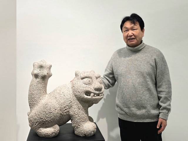 김성복 작가가 22일 서울 인사동 노화랑에서 개막한 개인전 '그리움의 그림자'에서 작품 ‘신화’에 대해 설명하고 있다. 김경미 기자