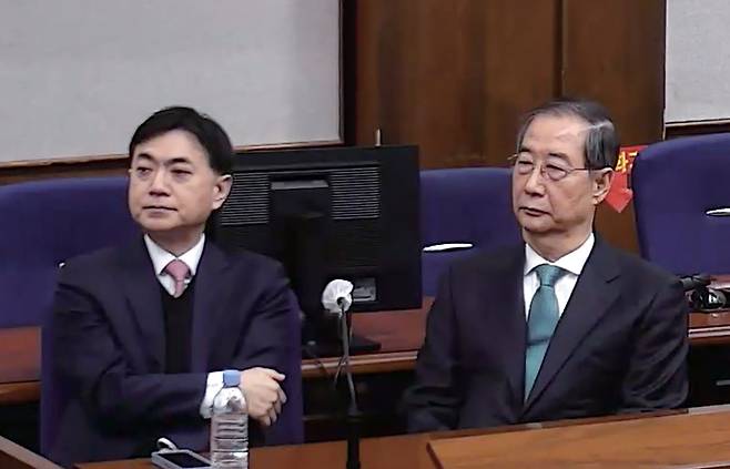 한덕수 전 국무총리가 1월21일 서울중앙지법에서 열린 내란 중요임무 종사 혐의 1심 선고 공판에 출석해 있다. ⓒ연합뉴스