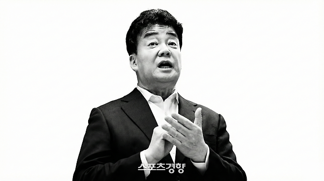 백종원 더본코리아 대표가 지난해 3월 서울 서초구 스페이스쉐어 강남역센터에서 열린 첫 정기 주주총회를 마친 뒤 언론 앞에서 입장 표명 및 질의 응답 시간을 갖고 있다. 연합뉴스