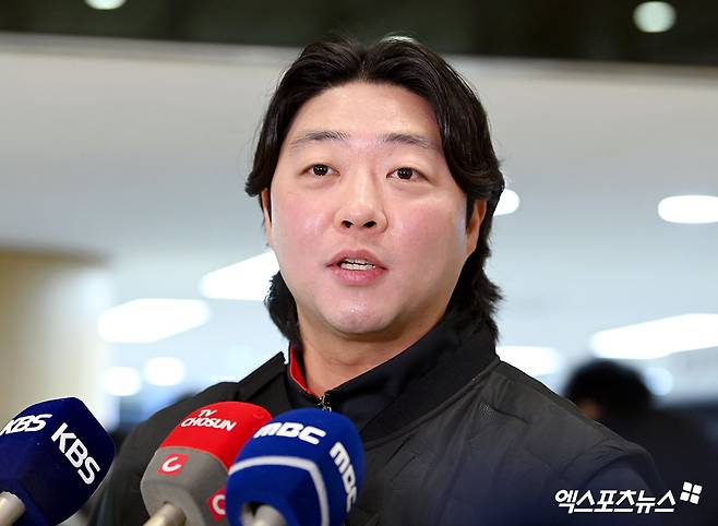 KIA 타이거즈가 23일 오후 일본 아마미오시마에서 진행되는 스프링캠프를 위해 김포국제공항을 통해 일본으로 출국했다. 김범수가 출국 전 인터뷰를 하고 있다. 김포공항, 고아라 기자