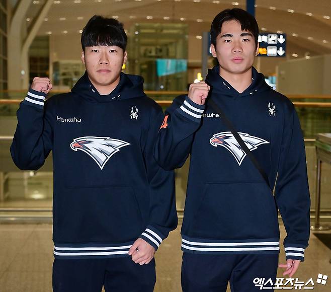 2026시즌 스프링캠프 훈련에 나서는 한화 이글스 선수단이 23일 오전 인천국제공항을 통해 호주 멜버른으로 출국했다. 출국 전 포즈취하는 한화 최유빈 오재원. 인천공항, 김한준 기자