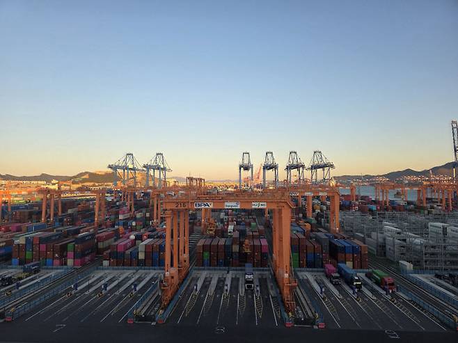 부산항 내 야드크레인과 컨테이너. /사진=이은지 기자