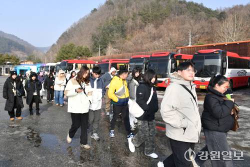 ◇산천어축제장을 찾은 동남아시아 단체 관광객들이 축제장으로 이동하고 있다.