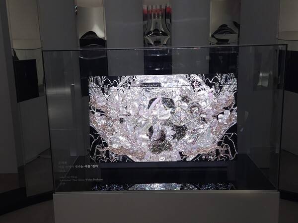 제1전시실에 전시된 나전칠기 다크카카오 쿠키. / 천선우 기자