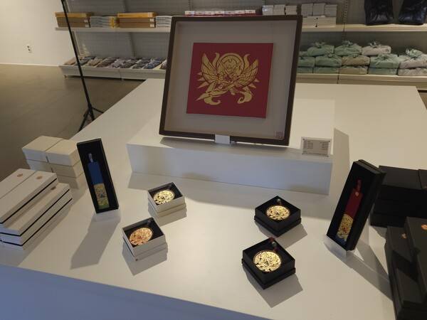 전시장에는 자개 키링·머그컵·엽서 등 전용 굿즈뿐 아니라, 장인이 직접 제작하는 '스페셜 굿즈'도 판매된다. / 천선우 기자