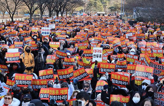 24일 서울 여의도에서 열린 한동훈 전 국민의힘 대표 지지자 집회에서 참석자들이 피켓을 들고 구호를 외치고 있다.(사진=연합뉴스)