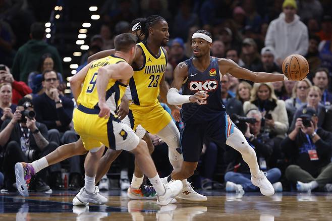 Jan 23, 2026; Oklahoma City, Oklahoma, USA; Oklahoma City Thunder guard Shai Gilgeous-Alexander (2) moves the ball around Indiana Pacers guard/forward Aaron Nesmith (23) during the second half at Paycom Center. Mandatory Credit: Alonzo Adams-Imagn Images
<저작권자(c) 연합뉴스, 무단 전재-재배포, AI 학습 및 활용 금지>