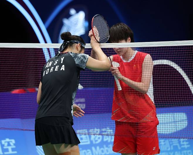 중국 항저우 빈장체육관에서 열린 항저우 아시안게임 배드민턴 여자 단식 결승에서 한국 안세영이 중국의 천위페이에게 승리를 거둔 뒤 인사를 나누고 있다.뉴스1