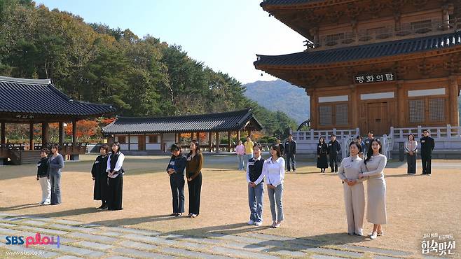 여성 출연자가 자기소개를 한 뒤 ‘남성출연자-어머니’팀이 데이트 상대를 선택한다. SBS 제공