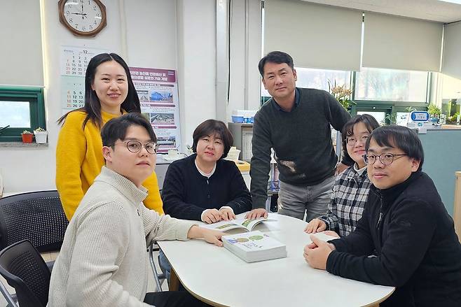 농경지에 서식하는 곤충 생태를 정리한 도감 ‘농경지에서 만나는 곤충들’을 제작한 경기도 농업기술원 친환경미생물연구소 친환경농업연구팀 직원들. 왼쪽부터 김규순 주무관, 문지영 주무관, 전명희 팀장, 이영수 주무관, 이혜인 주무관, 신민우 주무관. 사진 경기도농업기술원
