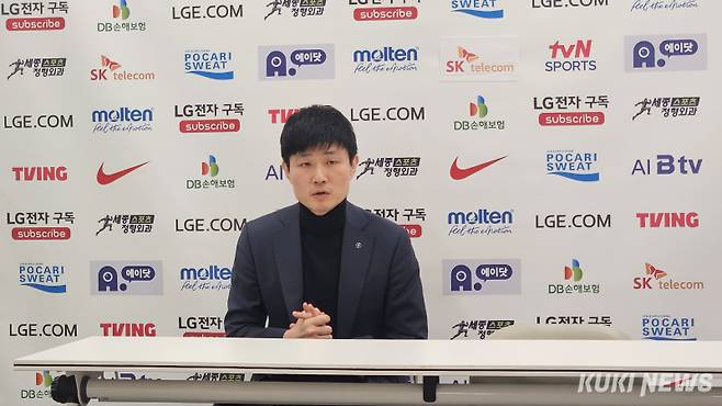 강혁 대구 한국가스공사 감독이 24일 오후 2시 잠실실내체육관에서 열린 서울 SK와 2025~2026 LG전자 프로농구 정규시즌 경기가 끝나고 기자회견에 참석하고 있다. 송한석 기자