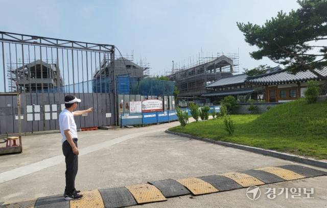 ‘온천한옥마을’을 표방했던 리안월드의 공사 현장이 굳게 닫혀있다. 조향래기자