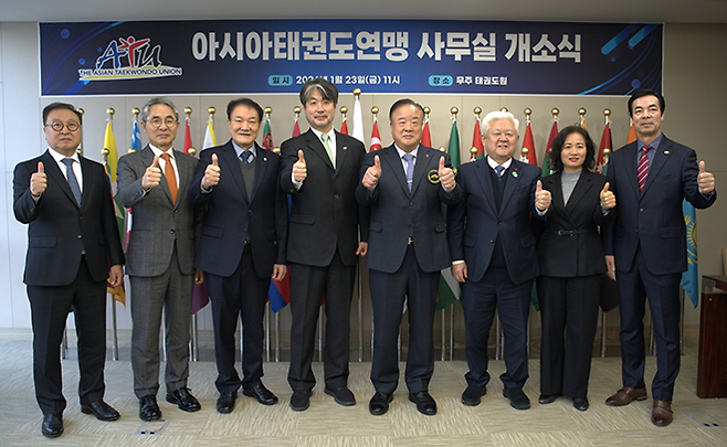 우측에서부터 신성일 태권도진흥재단 사무총장, 임선정 전북특별자치도 체육정책과장, 황인홍 무주군수, 김상진 아시아태권도연맹 회장, 김중헌 태권도진흥재단 이사장, 이병하 세계태권도문화엑스포조직위원장, 정국현 아시아태권도연맹 부회장, 김하영 아시아태권도연맹 사무총장. 사진=태권도진흥재단