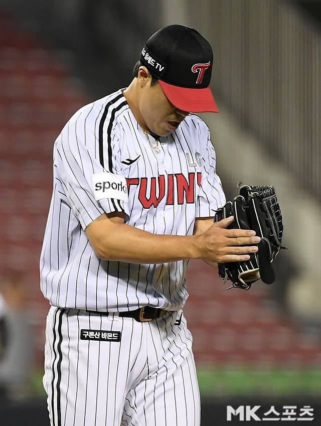 2023년 6월 14일 오후 서울 송파구 잠실야구장에서 ‘2023 프로야구’ 삼성 라이온즈와 LG 트윈스의 경기가 열렸다. 삼성은 시즌 4승 3패를 기록 중인 뷰캐넌이 선발로 나섰다. LG는 군 복무를 마친 이상영이 복귀 후 첫 선발 출전했다. 7회초 2사 2,3루에서 LG 김진성이 삼성 피렐라의 땅볼 때 기뻐하고 있다. 사진=천정환 기자