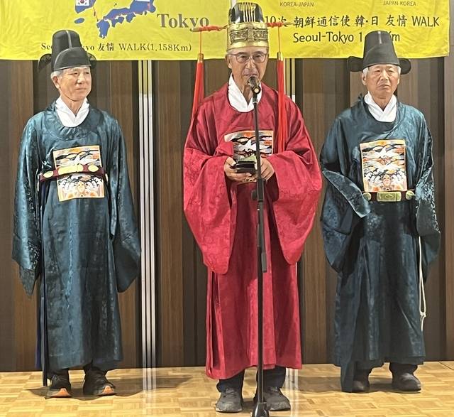 대회 단장 겸 정사를 맡은 허남정(가운데) 필자가 도쿄 도텐코에서 열린 환영식에서 완보 보고를 하고 있다.