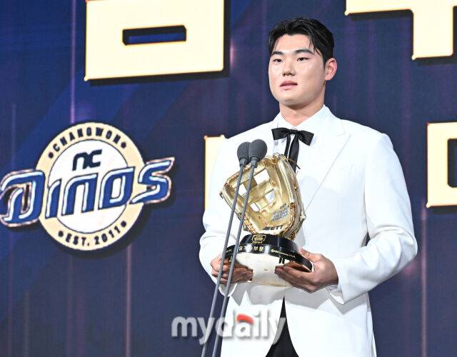 NC 김주원이 9일 오후 서울 잠실 롯데호텔에서 진행된 '2025 KBO 골든글러브 시상식'에서 유격수 골든글러브를 수상하고 있다./마이데일리
