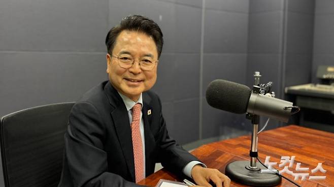 23일 방송된 강원CBS, 강원영동CBS <최진성의 위클리오늘> 녹음을 위해 강원CBS 스튜디오를 찾은 육동한 춘천시장. 최진성 아나운서
